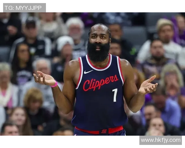 火箭球星詹姆斯-哈登因伤缺席比赛，球队临时调整战术，展现团队力量