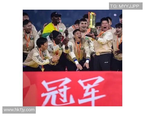 李铁与队员商讨新赛季备战计划，力争冲击中超冠军果实