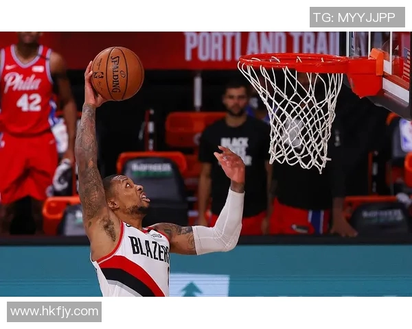 开拓者队险胜黄蜂队，利拉德绝杀再现英雄本色